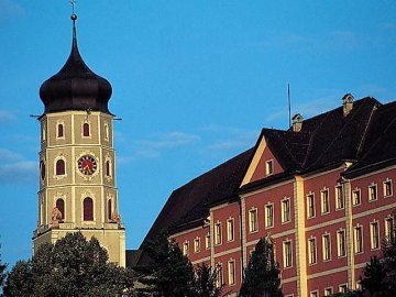 St. Laurentius mit Schloss Gayenhofen