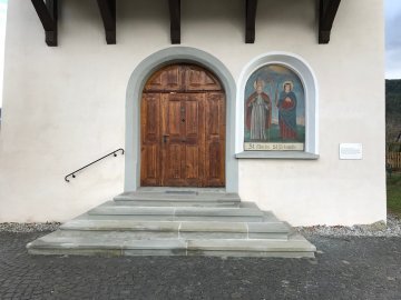 Kapelle Hll. Martin und Petronilla, Rundbogenportal und Tafelbild