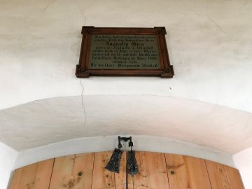Kapelle Hll. Martin und Petronilla, Inschrift Augustin Gau